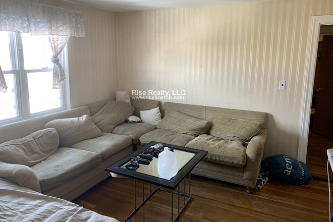 Living Room - AVAILABLE 9/1/25 HUGE 7-BED RIGHT NEAR CAMPUS! (Can also be rented as separate 4 Bed & 3 Bed) Duplex