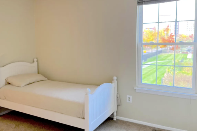First floor right bedroom - Single bedroom, furnished, <5min walk to campus! $900/m, *AVAILABLE WINTER / SPRING 2025* Townhome