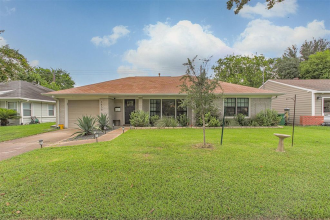 Front of home - Room for rent just minutes walk from UoH and TSU. 10 min drive to Rice University. House