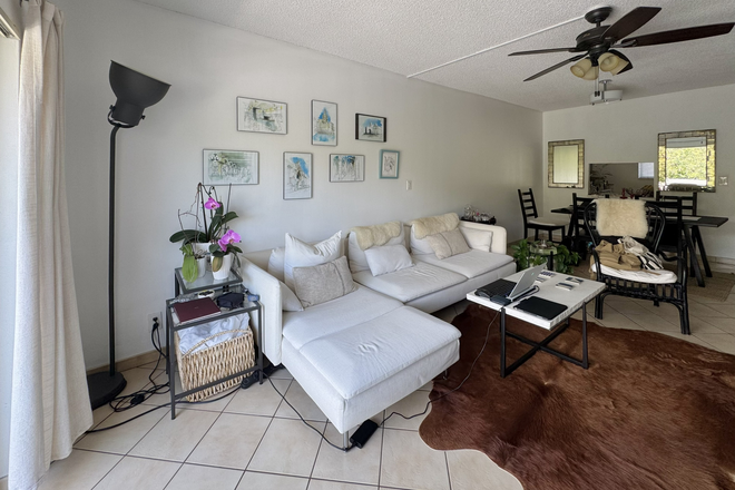 Living room - Lovely 1/1.5 on the water w/ pool - located near UM and with parking