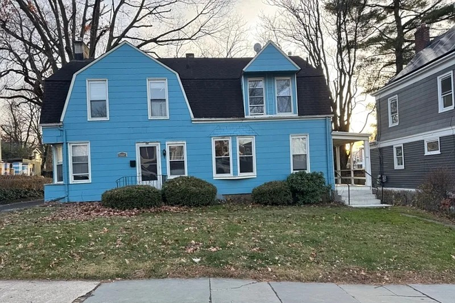 Front of the house - SPACIOUS STUDENT HOUSING (EXCELLENT LOCATION)  – AVAILABLE IMMEDIATELY!! Duplex