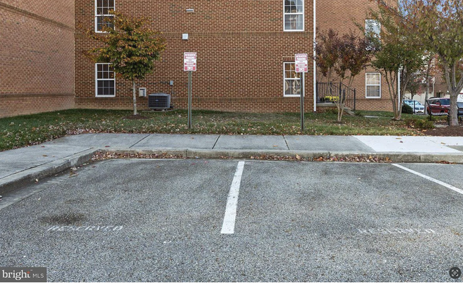 reserved parking - Townhouse at the end of the Green Line (branch ave)