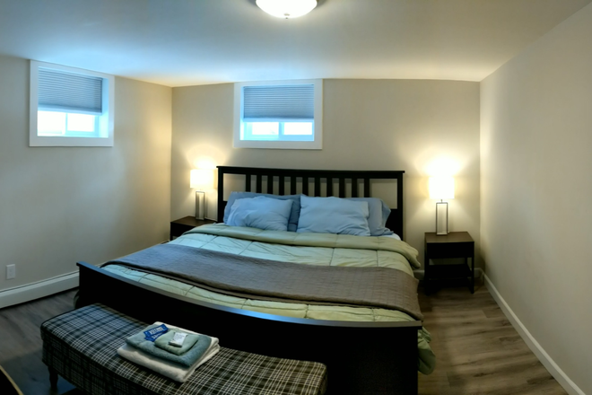 Basement room with King bed - Study and unwind at the Kenton House