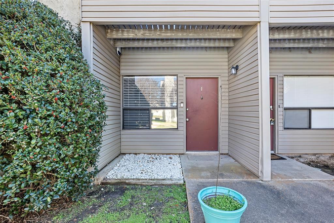 Outside view of front - Woodstock Condos near TAMU Bus Route, 10 minutes aways from main campus