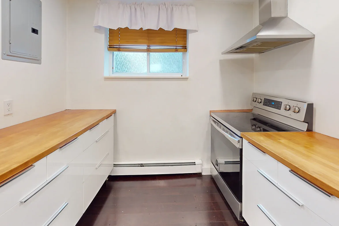 Kitchen (privacy film has been removed from windows) - Spacious Apartment Close to Campus