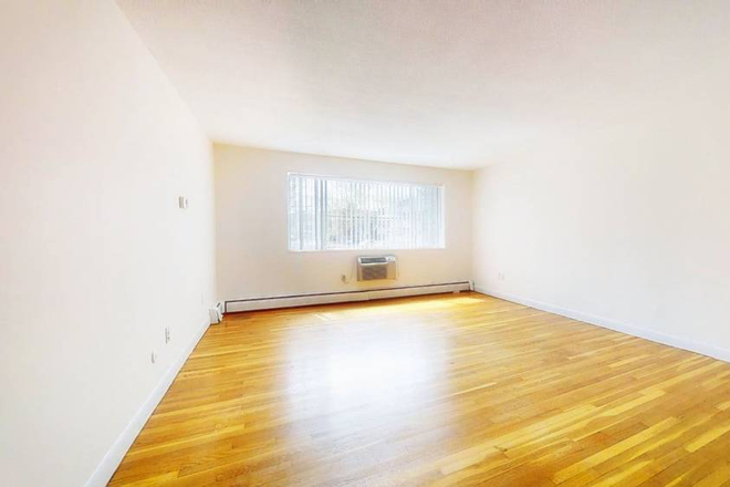 LIVING ROOM - GARDNER ST 1 BED PACKARDS CORNER 09/02 NO FEE