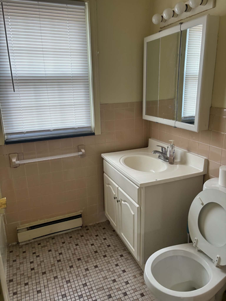 Full Bathroom (Upstairs) - 50 Meadow Street - 2 Bdr. 1.5 BTH (1 Month Free) Townhome