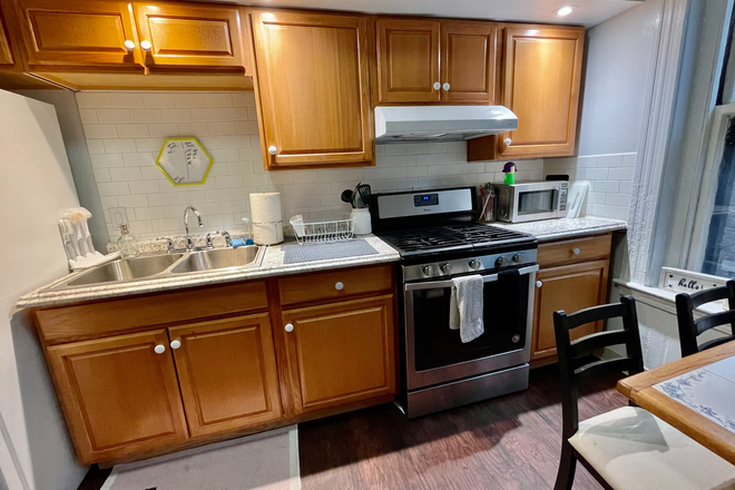 Another picture of the modern kitchen - Large apartment in very good condition within 10 minutes walk to Northeastern and Berklee