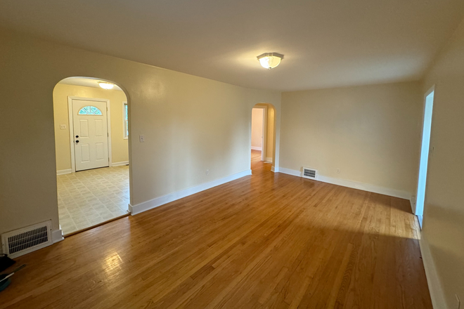 Living room - 3 Bedroom house (Utilities Included!)