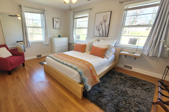 Bedroom #1 - Fully Furnished 2 Bed 1 Bath** Close to Campus Apartments