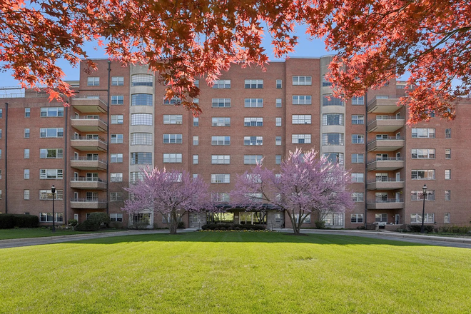 Front of the building - 2-bedroom, 2-bath condo that offers comfort, convenience and close proximity to both Jo