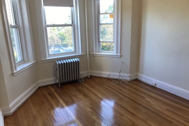 hubrealtyproperties.com - Large one bedroom split, front facing and renovated kitchen Apartments