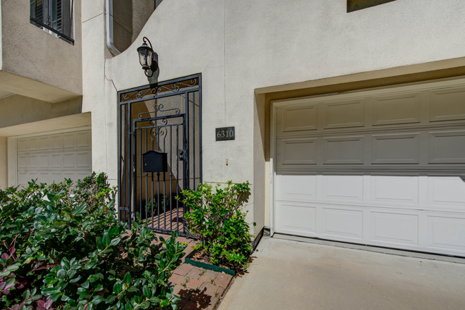 Front iron gate - 4 Beds Single House - Medical Center