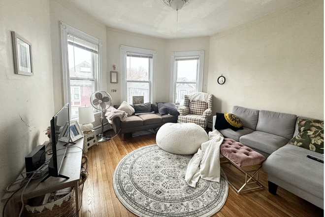 Living Room - CSRE MANAGEMENT Apartments
