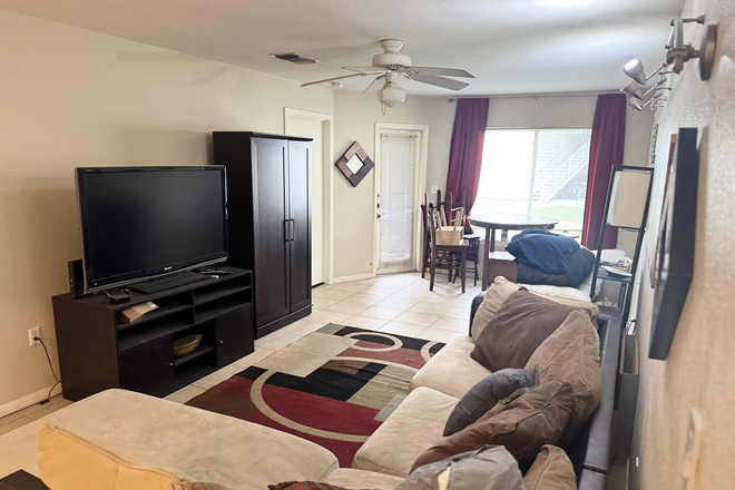 Common area - University Place Condos. 3 bedrooms available in female unit. $530.Utilities and Internet divided.