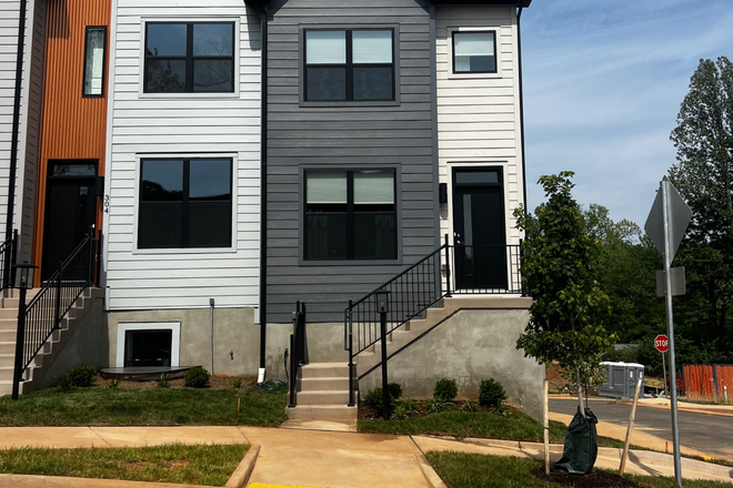Townhome Front - Flint Hill Furnished Townhouse