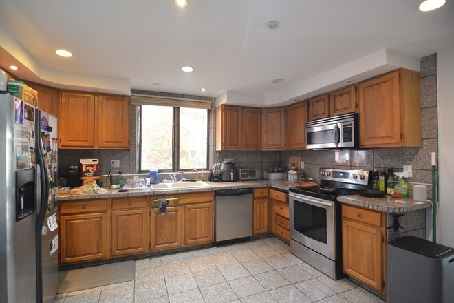 LIVING - SPACIOUS 4 BED/2 BATH IN CENTRAL SQ. WITH IN UNIT LAUNDRY!