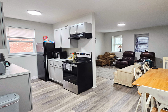 Living area - 2 Bd Apt short walk to Campus