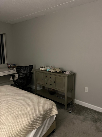 Bedroom - Queen Bed, Desk, Closet, Dresser, Book Shelf - Room for rent in Malden