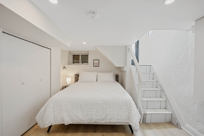Comfy Queen Size Bed - Renovated Basement Studio With Laundry And All Utilities Incl. House