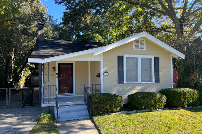 front yard - Charming 1940 Cottage in Highly Desirable Avondale – 2BR/2BA, 1,050 Sq Ft House