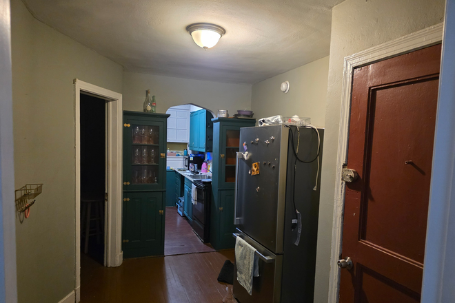 Kitchen - 2 bedroom apartment / 2 rooms to share kitchen, bath, living