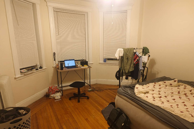 Bedroom - Large Space Room Near Campus, No broker fees