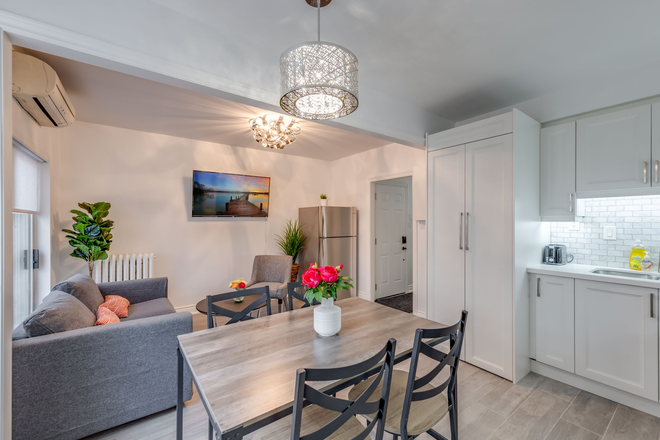 Dinning room - Executive 3-Bdroom Short-Term Rental – Footsteps to UofT St. George Apartments