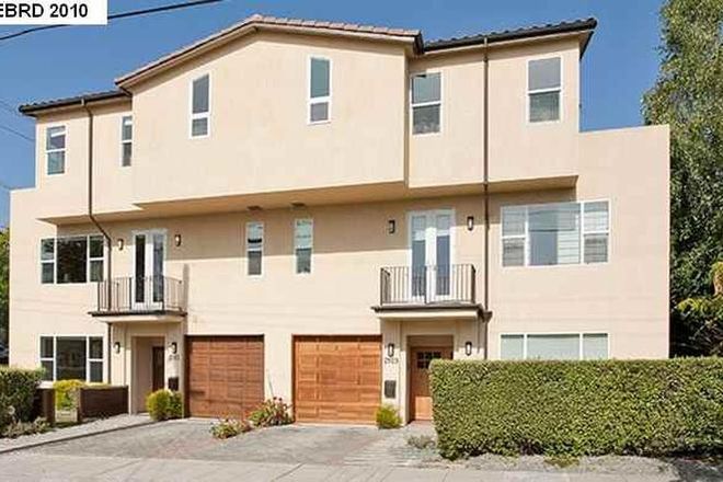 Outside - Front / Garage / Driveway - 2015 sq ft - 3 BR, 3.5 BA Townhome in Gourmet Ghetto-Close to Campus, BART, Schools