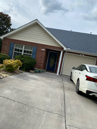Front view of the house - House 15 min from campus