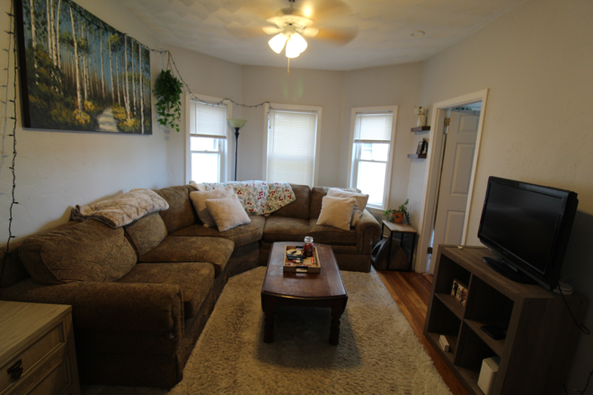 1 - Conveniently located apartment 2 blocks to the T