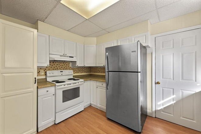 kitchen - Updated 9/17/26 6 Bed 2.5 Bath, Prime location on Foster no broker fee for 2026 move in House