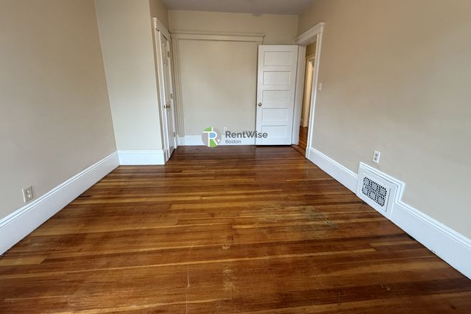 1 - JUNE 2027 - Bright and spacious 3 bed/1 Bath No Fee! Duplex