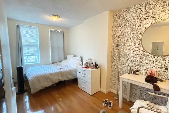 living - BEAUTIFUL 4 BED, ONLY 25% BROKER FEE! AVAIL 9/1/26!! Apartments