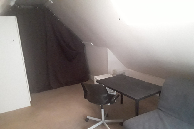 Available room - view facing entrance - furniture included - Available $500/mo room for rest of the '25-26 school year House