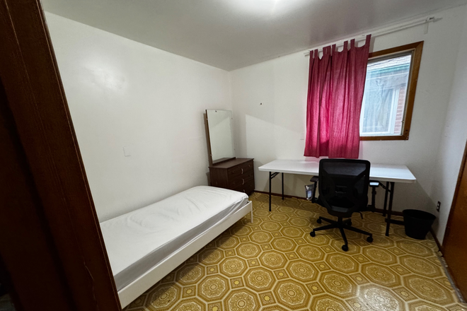 View from doorway of bedroom with 5 foot closet. - Kensington market single room upstairs all utilities included House