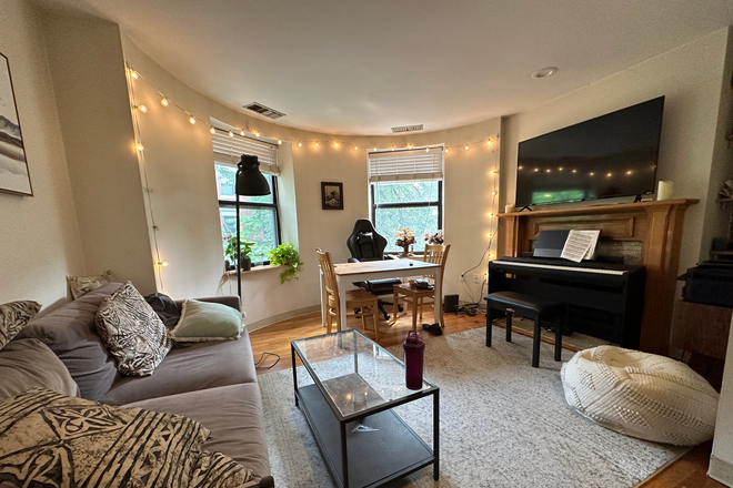 1 - FRONT facing SUNNY 1 bed 1 bathroom on Gainsborough St, central air, in unit laundry