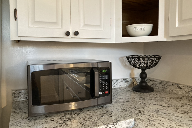 Microwave - 3 Bedroom/2 Bath, fully furnished home ** females only **