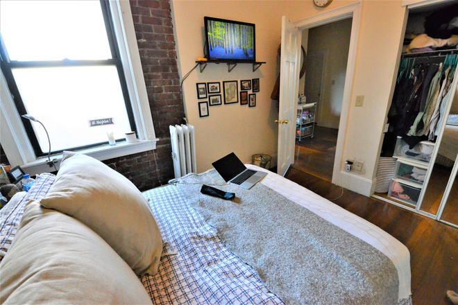 103 Hemenway St - Great location!! GORGEOUS, BRIGHT & IMPRESSIVE HUGE 3 Bed Split (4 Bedroom with NO living room) Apartments