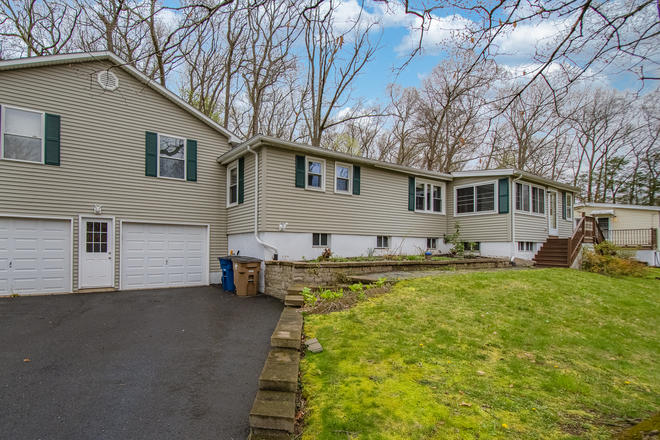 Driveway & garage - 4 Bed 2 Bath Home Close to UConn Storrs & Hartford