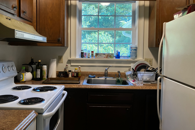 kitchen - August 1 - Amherst/Umass bus - One bedroom apartment