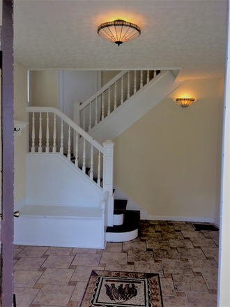 entry - //// Steps from campus-  Clean, well-maintained 7 bedroom house!!