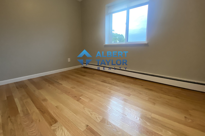 Bedroom - HEAT AND HOT WATER INCLUDED - 2Bed/1Bath - Gorgeous