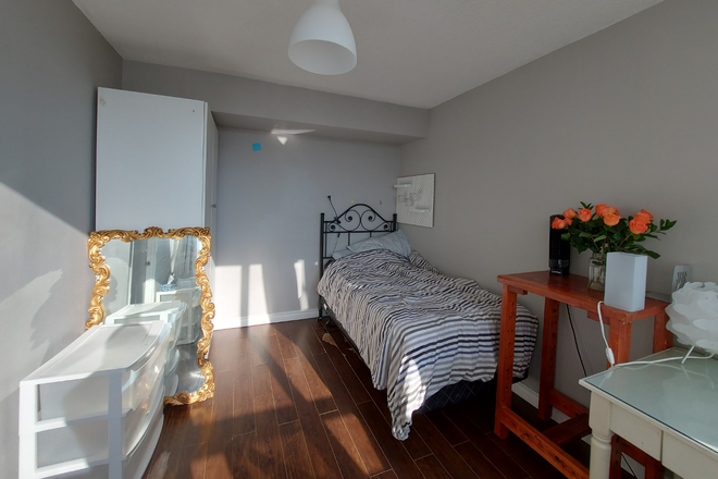 Bedroom - 2 furnished bedrooms with utilities in walking distance of UTSC
