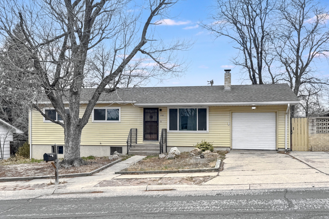 Front of Home - 5 Bedroom House 3 Minutes From Campus!