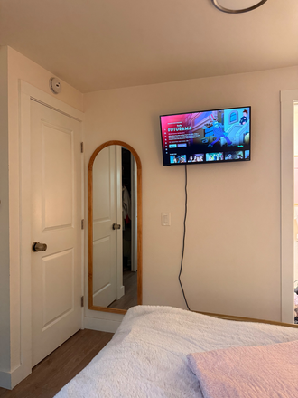 Bedroom/TV - SPRING 2026 SUBLEASE ON THE HILL private bedroom + en suite bathroom (rent negotiable) House