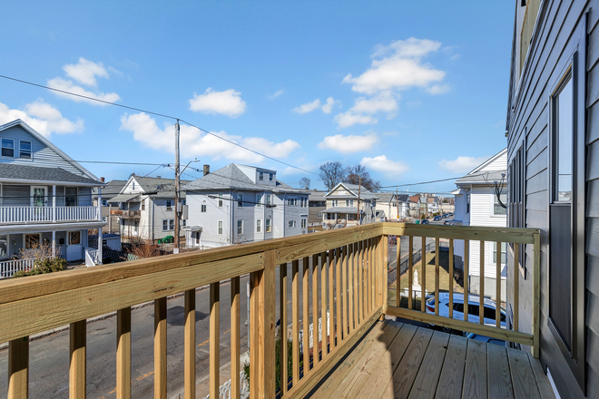 - - 5 Bed / 5.5 Bath Duplex Near Tufts — Private Suites, Decks & Parking Apartments
