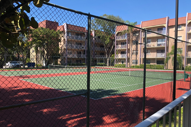 Tennis Court - 1 Bedroom 1 Bath Apartment in quite neighborhood