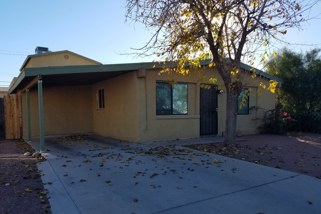 Carport with off street parking - 5 bedroom with carport at a great PRICE! House