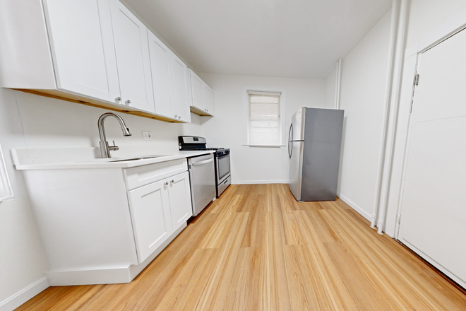 - - Right Close to Campus! 5 bed 3.5 bath w/ Laundry and Parking available